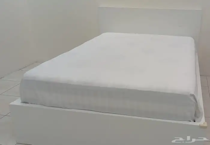 طقم أثاث (4 قطع) نظيف جدا للبيع ب1800 .سبب البيع سفر 3