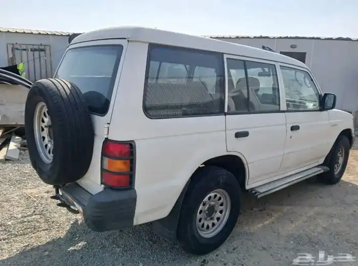 سيارة بحالة جيدة لون ابيض استمارة تعمل الفحص يحتاج تجديد 2