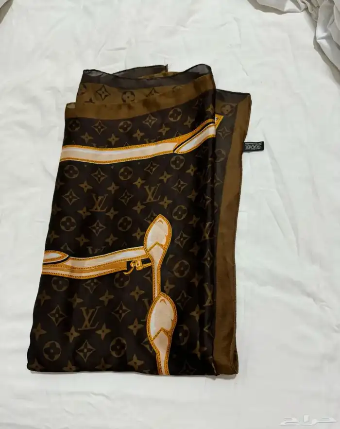 (وشاح Louis Vuitton ووشاح Gucci) 1
