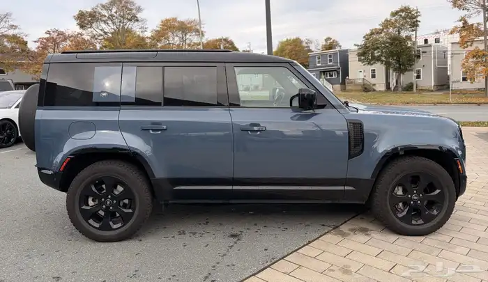 للبيع ديفندر موديل 2022 شاشه كبيره وارد كندا 4