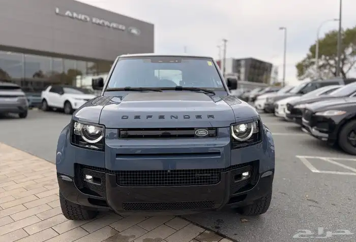 للبيع ديفندر موديل 2022 شاشه كبيره وارد كندا 6
