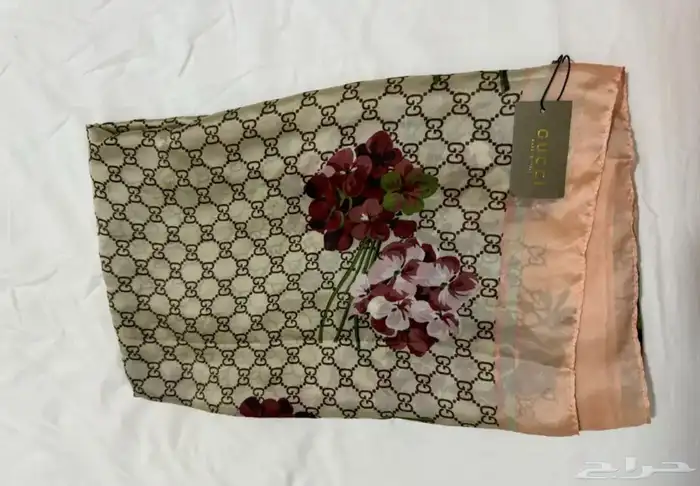 (وشاح Louis Vuitton ووشاح Gucci) 0