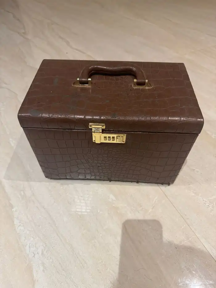 للبيع شنطة ذهب مجوهرات ساعات بقفل 0