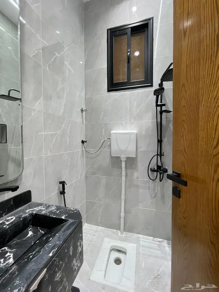 للبيع شقه دور ارضى بحوش وبايكة سياره موقع مميز شرق الخميس 20