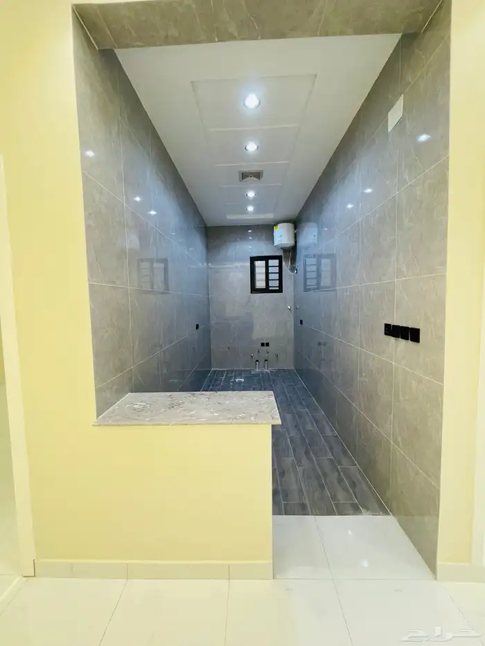 للبيع روف علوي مع ملحق درج خارجي فقط شمال الخمس 23