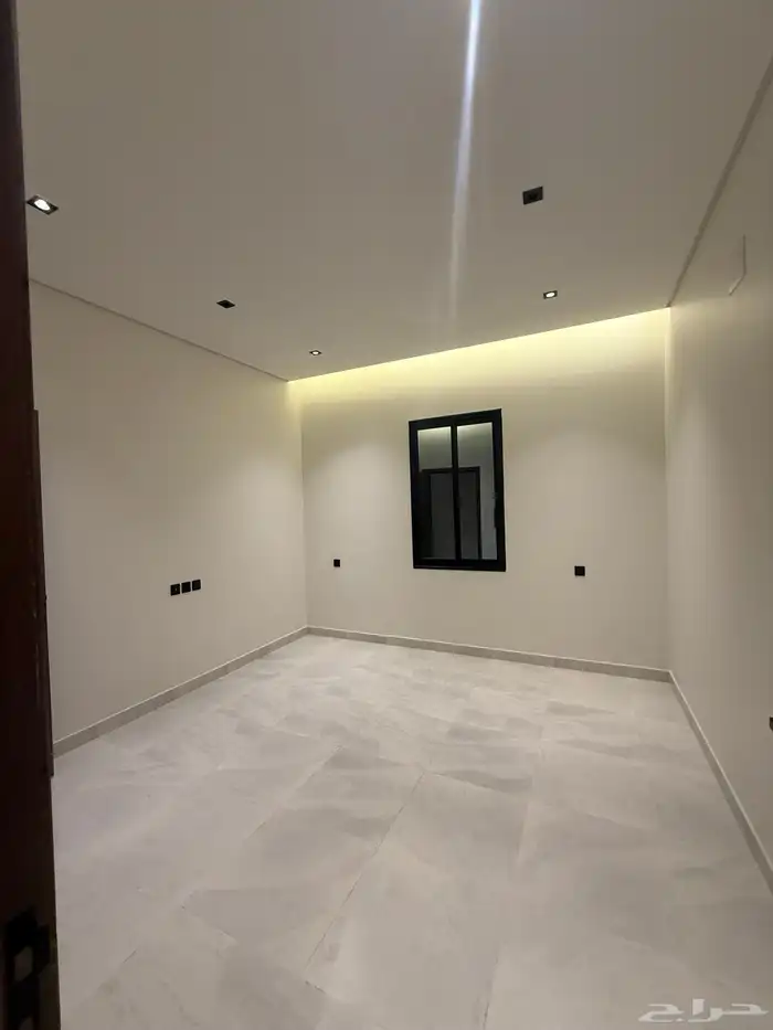 للبيع روف علوي بدرج داخلي وخارجى بالوسام شرق الخميس 11