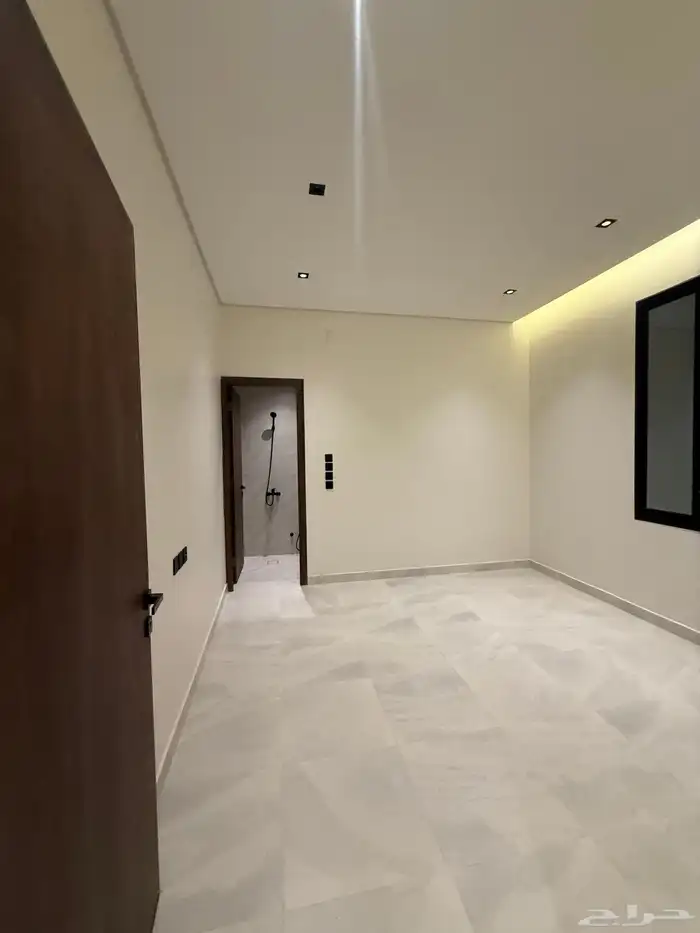 للبيع روف علوي بدرج داخلي وخارجى بالوسام شرق الخميس 26