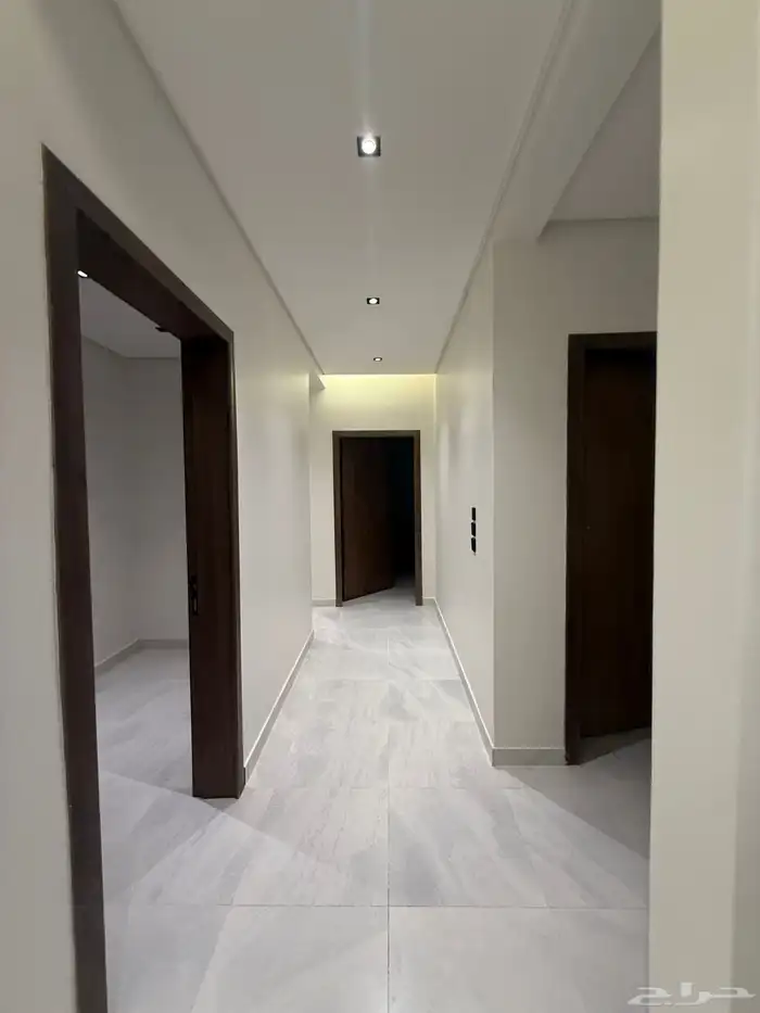 للبيع روف علوي بدرج داخلي وخارجى بالوسام شرق الخميس 14