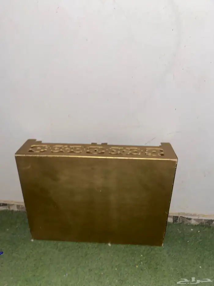 طاولة أرضية مع أربع خدم 3