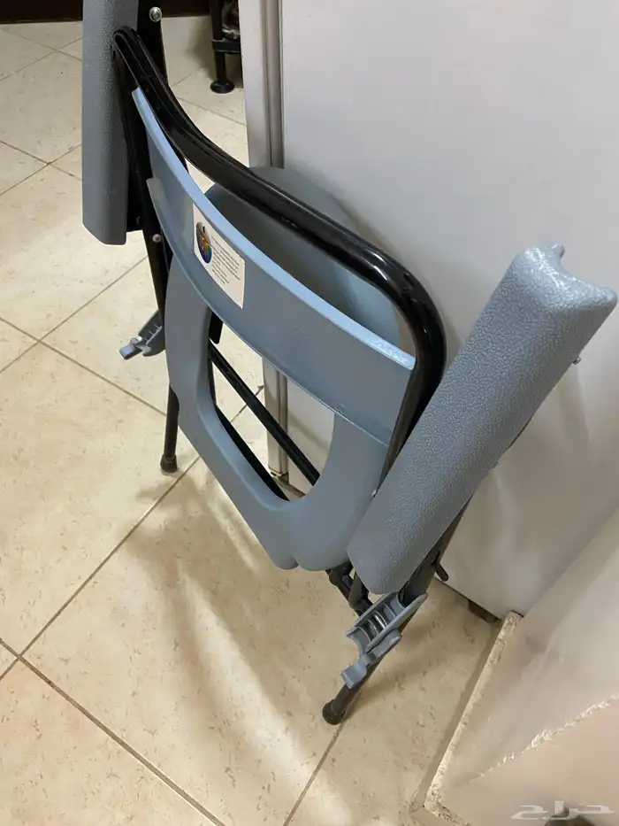 كرسي مرحاض لذوي الإحتياجات الخاصة 2