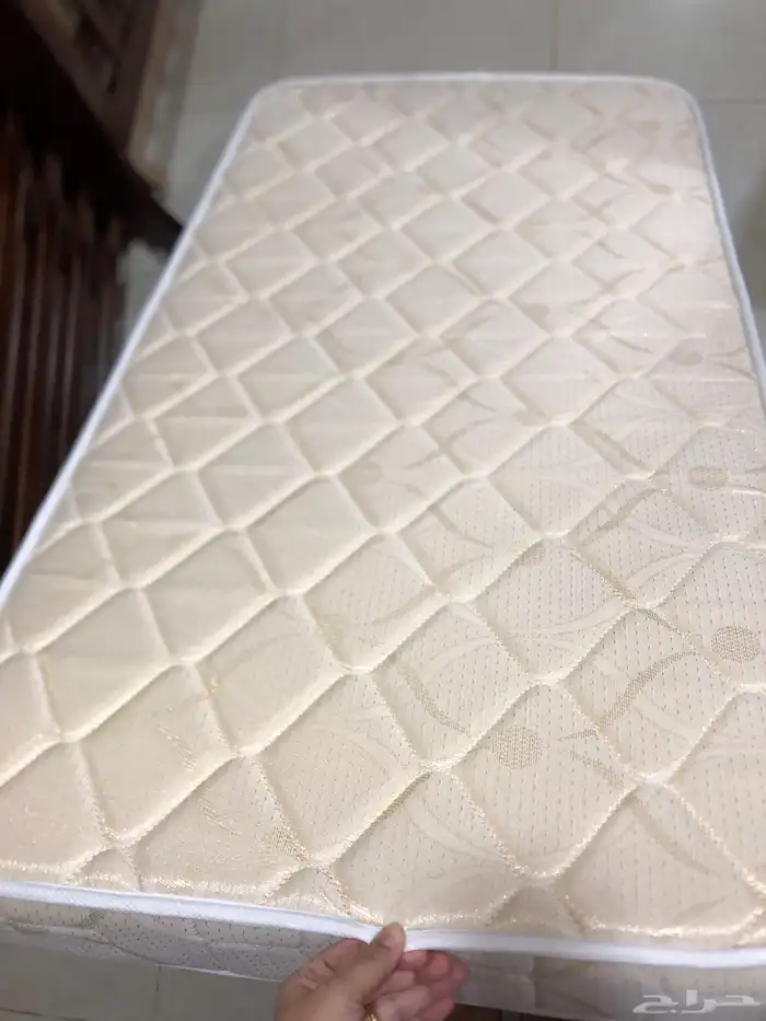 سرير اطفال ماركة جونيورز مع مرتبه جونيورز شبه جداد 4