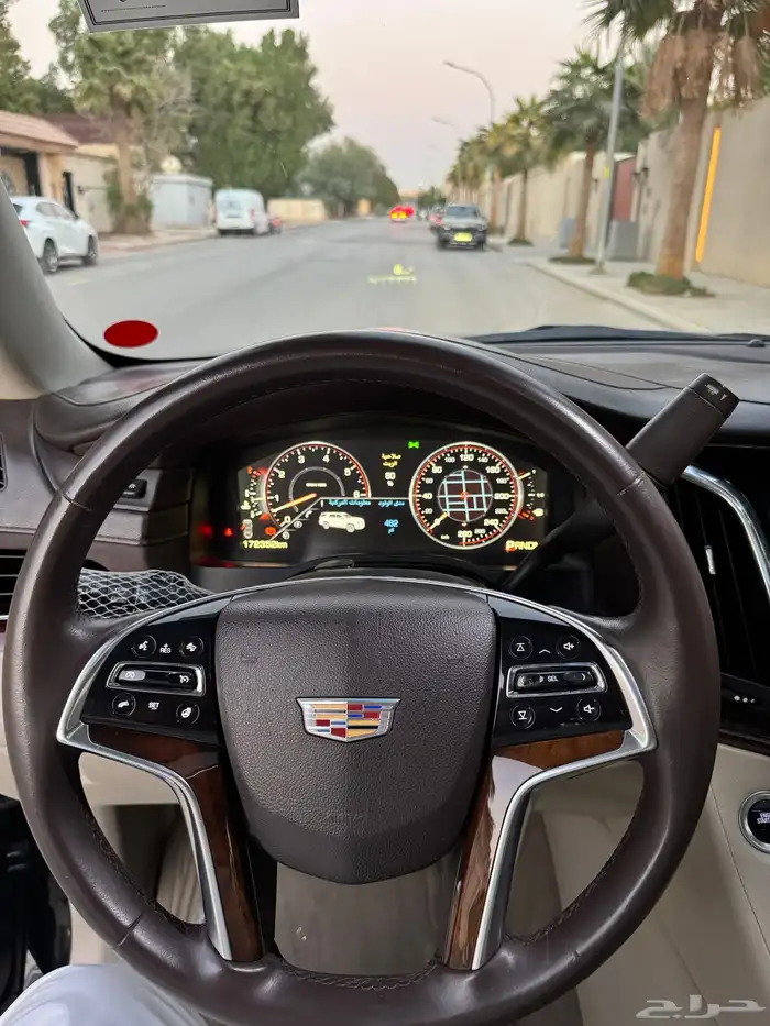 اسكاليد 2015 قصير سعودي اعلى فئه بحالة الوكاله 33