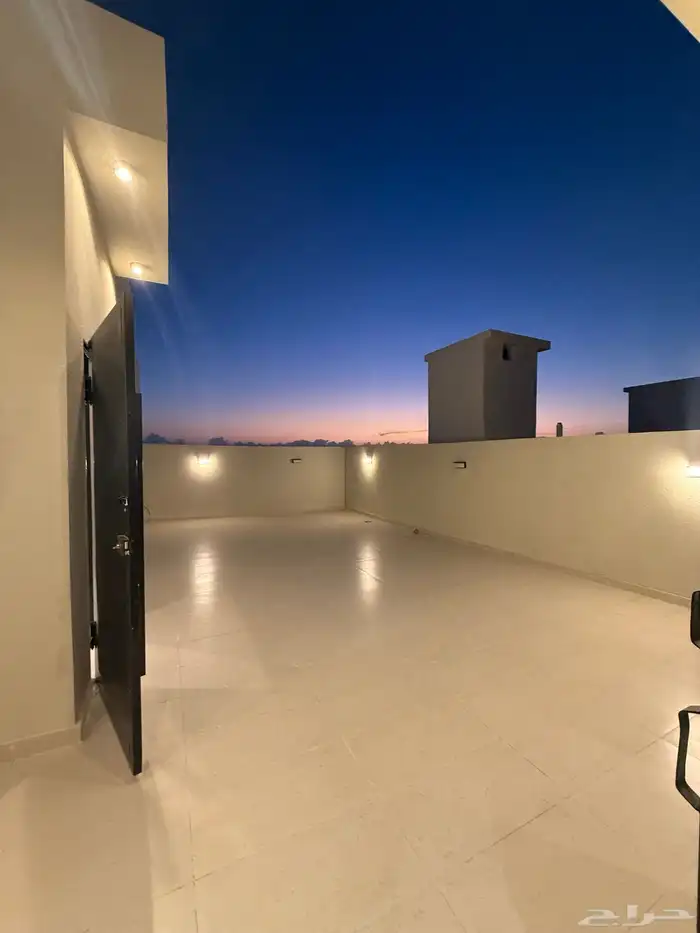 للبيع روف علوي بدرج داخلي وخارجى بالوسام شرق الخميس 28