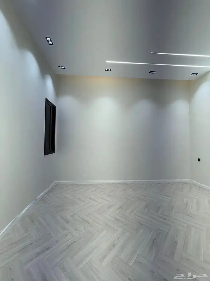 للبيع شقه دور ارضى بحوش وبايكة سياره موقع مميز شرق الخميس 19