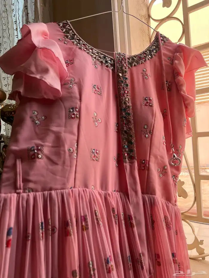 فساتين وجزم بأسعار مناسبه 42