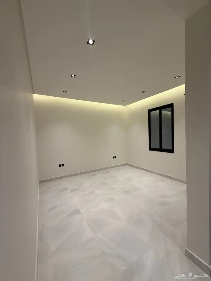 للبيع روف علوي بدرج داخلي وخارجى بالوسام شرق الخميس 16