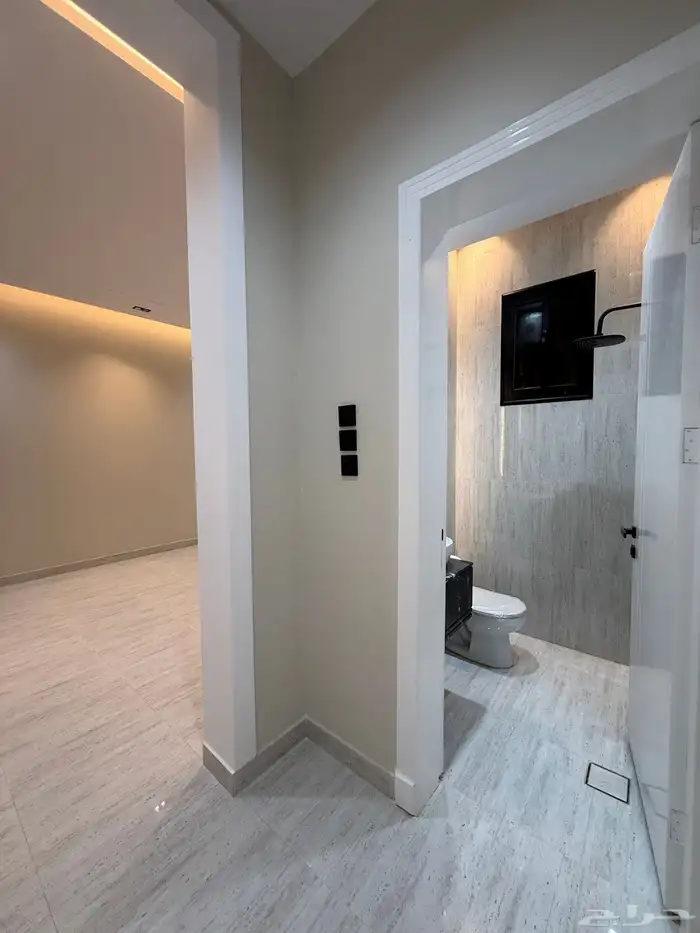 للبيع شقة علوي نظام دور مع سطح شارع 20م ومسجد بحي الراقي 30