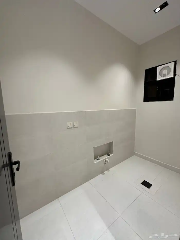 فرصة شقق علوية مع بلكونة بحي التحلية 520 الف غرب الخميس 8