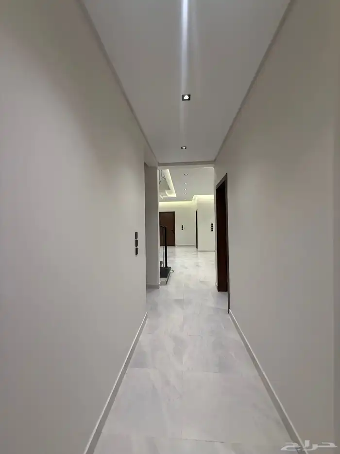 للبيع روف علوي بدرج داخلي وخارجى بالوسام شرق الخميس 17