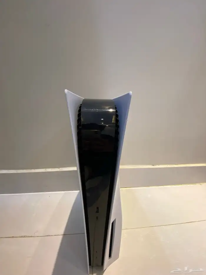 سوني 5 للبيع فيه ألعاب زي فورت وركت ليق و قراند وفيه سكنات 2