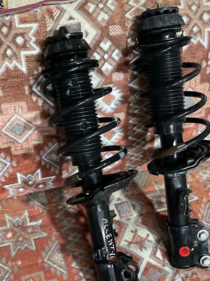 مساعدات مع كراسي ويايات اكسنت 1