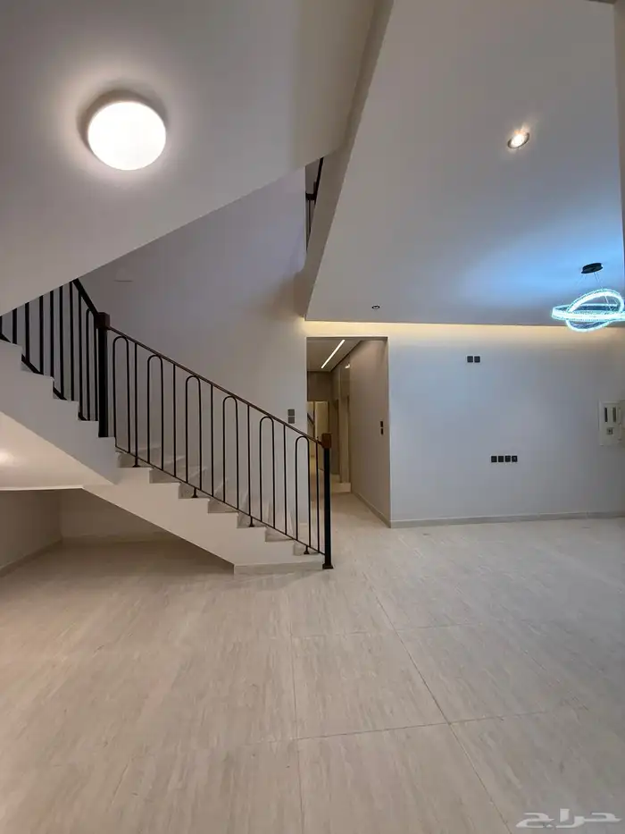 للبيع روف علوي 9 غرف سعر 750 الف قرب ضمك وكوبري باحص 30