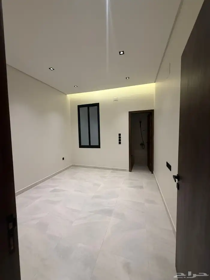 للبيع روف علوي بدرج داخلي وخارجى بالوسام شرق الخميس 21