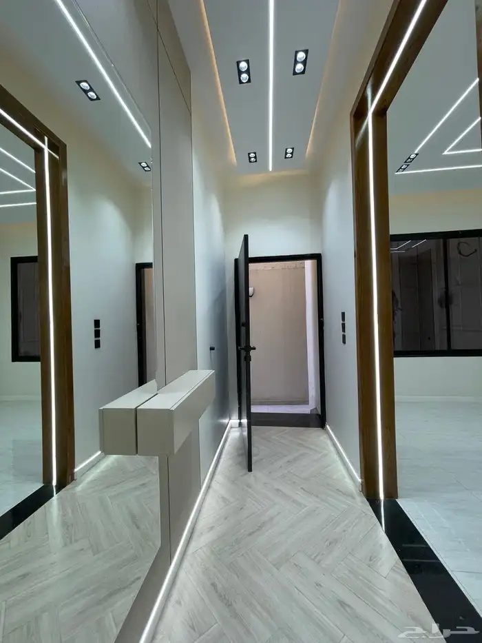 للبيع شقه دور ارضى بحوش وبايكة سياره موقع مميز شرق الخميس 14