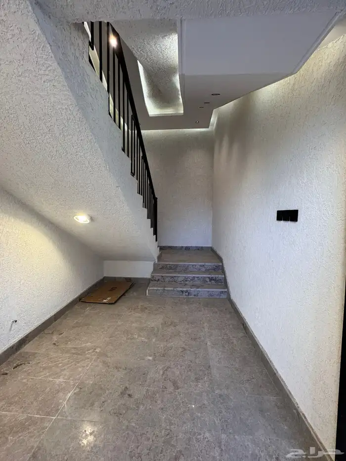 للبيع روف علوى يفتح على برحه مسجد من 680 الف 8 غرف 3