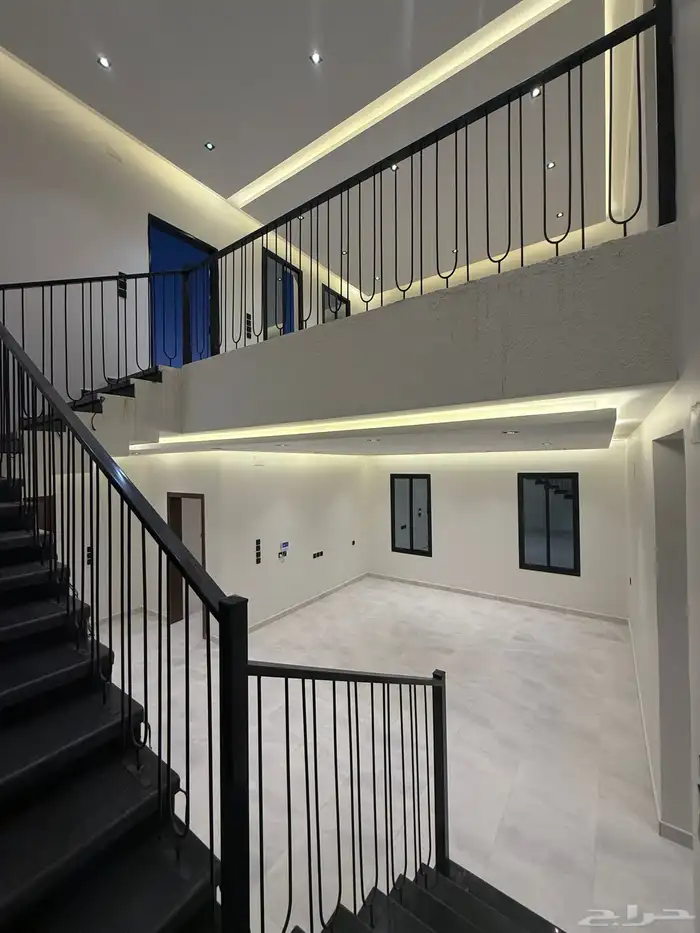 للبيع روف علوي بدرج داخلي وخارجى بالوسام شرق الخميس 18