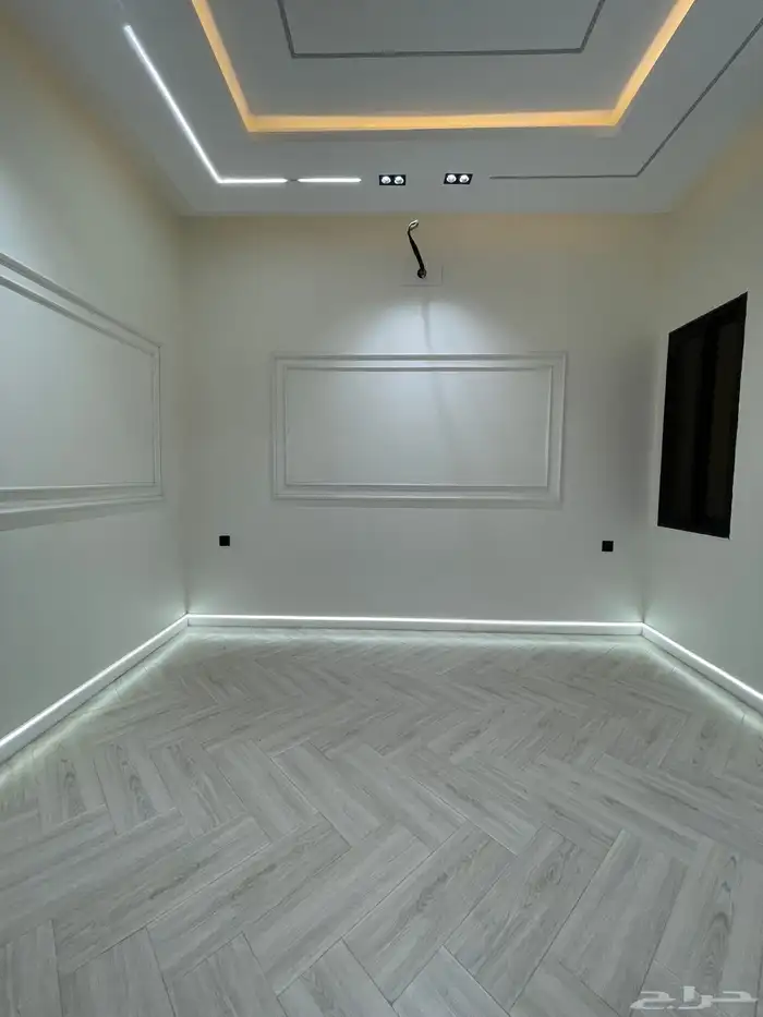 للبيع شقه دور ارضى بحوش وبايكة سياره موقع مميز شرق الخميس 10