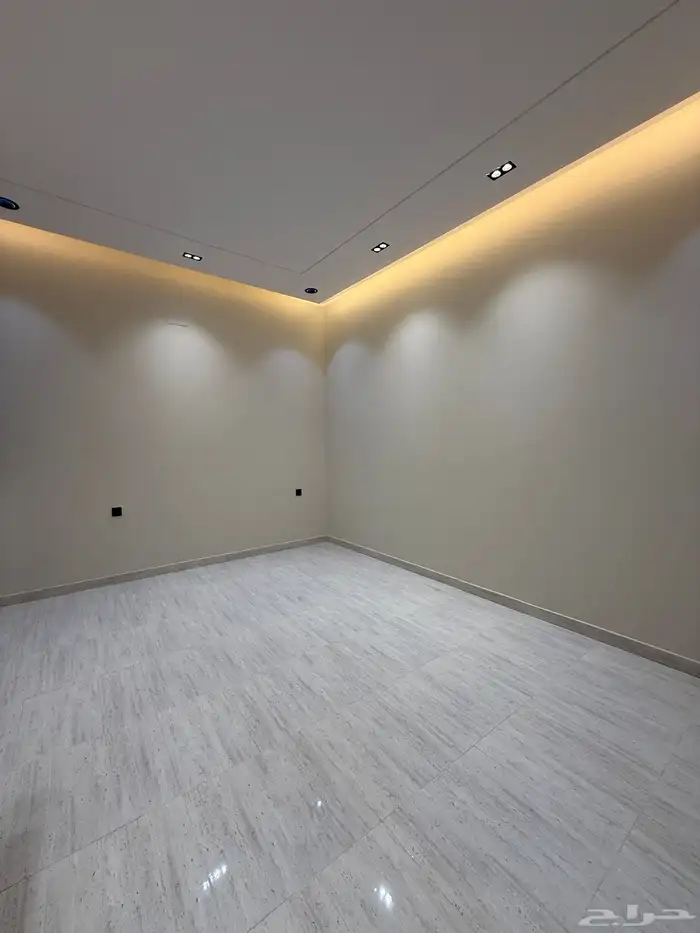 للبيع روف علويه بمدخل مستقل وشقه ارضيه مقابل نادي ضمك 18