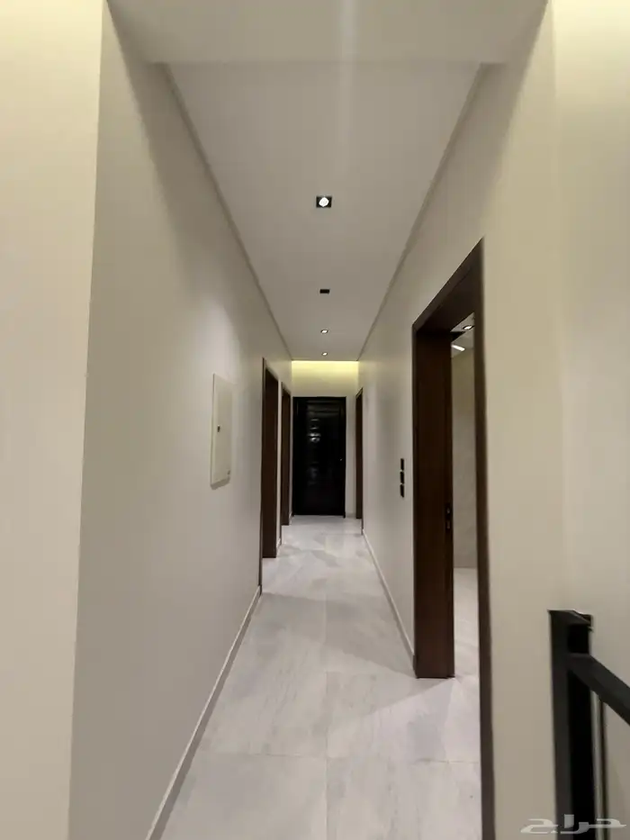 للبيع روف علوي بدرج داخلي وخارجى بالوسام شرق الخميس 23