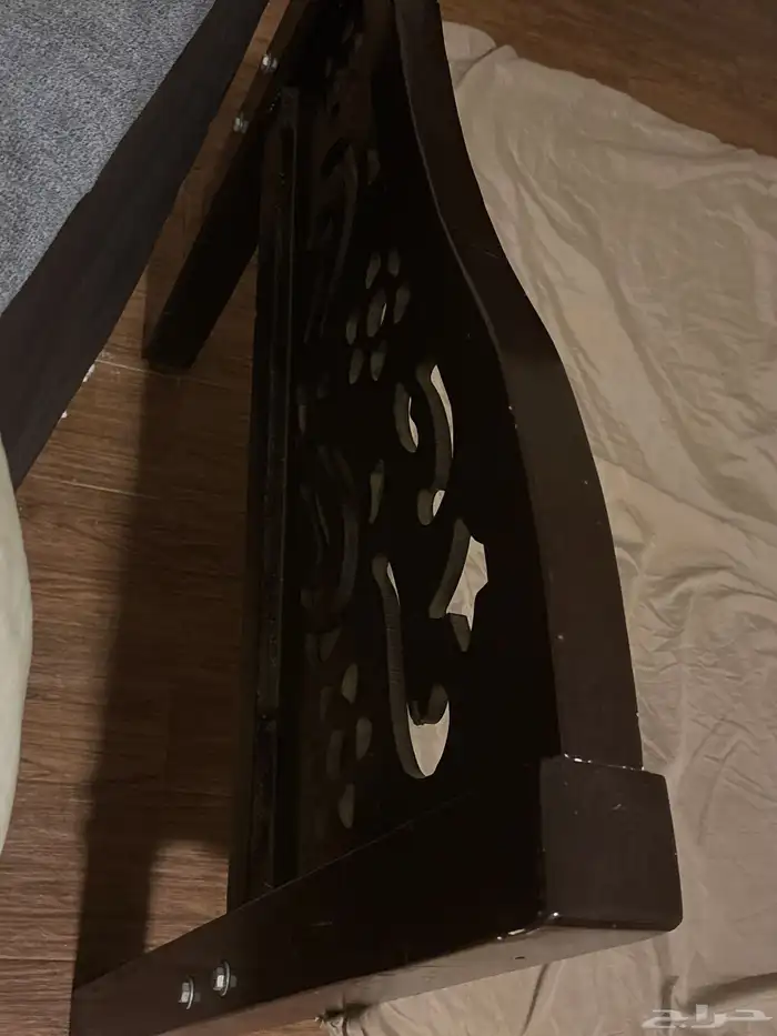 سرير للبيع نفر حديد والحواف خشب اللون بني 0