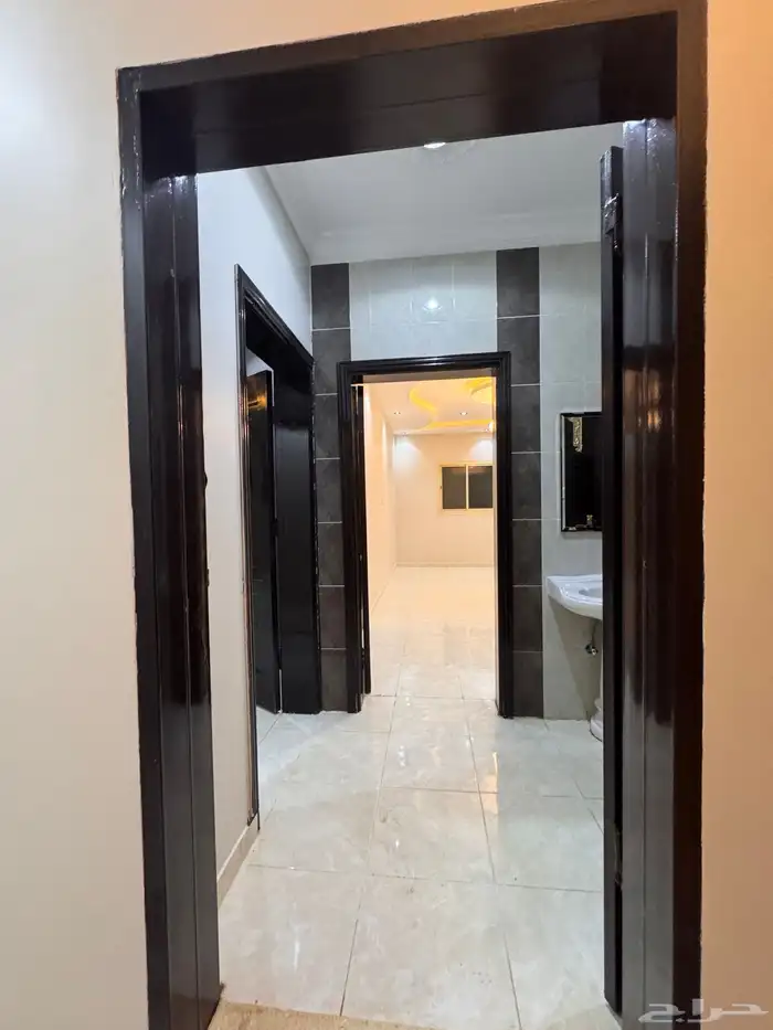 شقه دور ثاني حي البوادي للبيع 380 الف 1