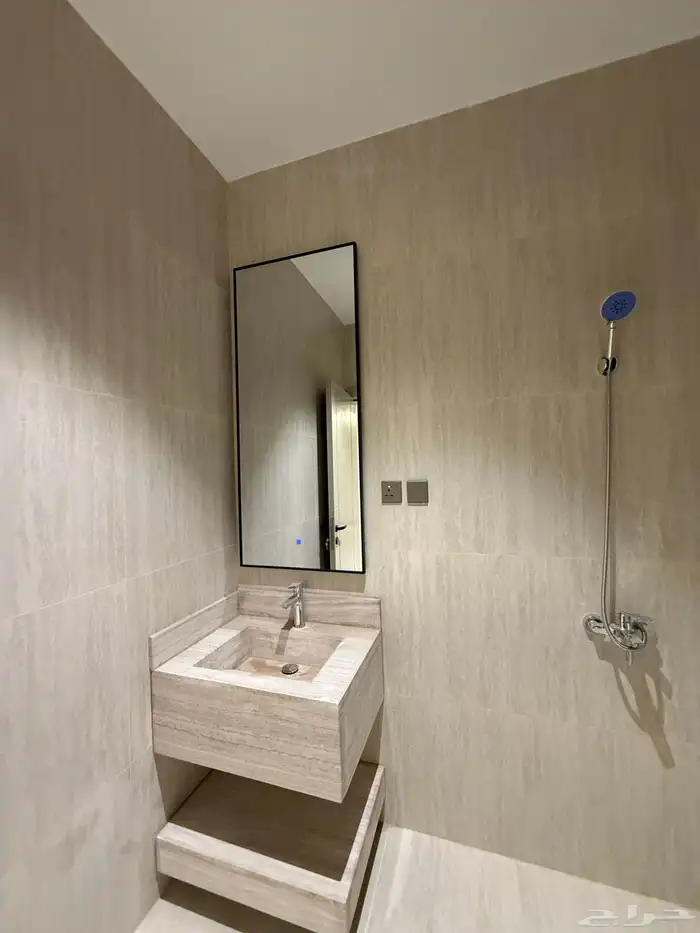 للبيع روف علوي 9 غرف سعر 750 الف قرب ضمك وكوبري باحص 37