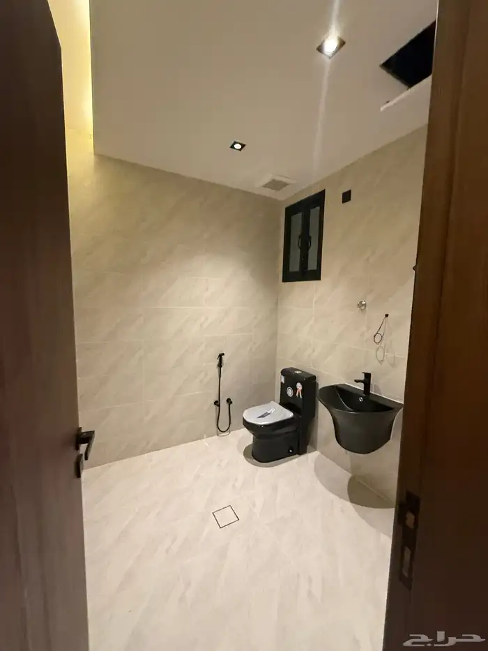 للبيع روف علوي بدرج داخلي وخارجى بالوسام شرق الخميس 13