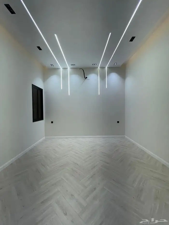 للبيع شقه دور ارضى بحوش وبايكة سياره موقع مميز شرق الخميس 23