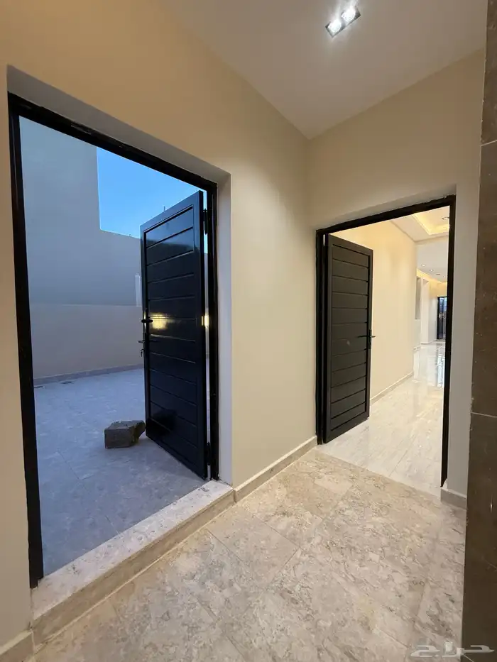 للبيع روف علويه بمدخل مستقل وشقه ارضيه مقابل نادي ضمك 37