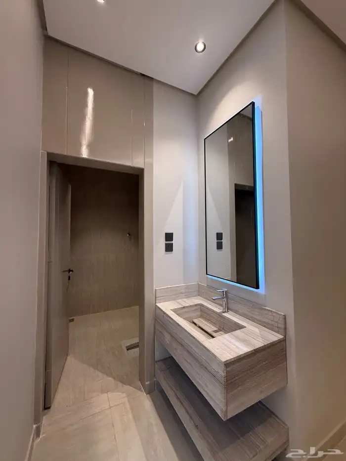 للبيع روف علوي 9 غرف سعر 750 الف قرب ضمك وكوبري باحص 18