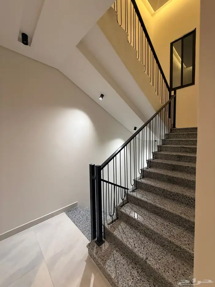 للبيع روف علوي بدرج داخلي وخارجى بالوسام شرق الخميس 8