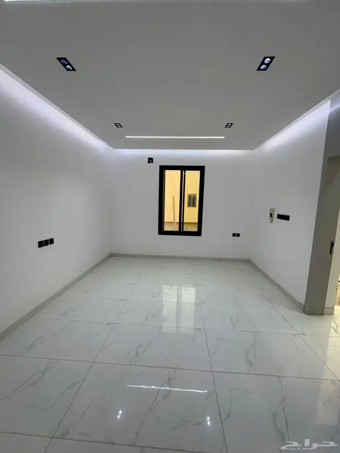 للبيع تاون هاوس علوي ب غرفة سايق 5