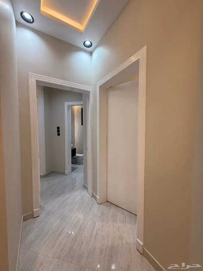 للبيع شقة علوي نظام دور مع سطح شارع 20م ومسجد بحي الراقي 26