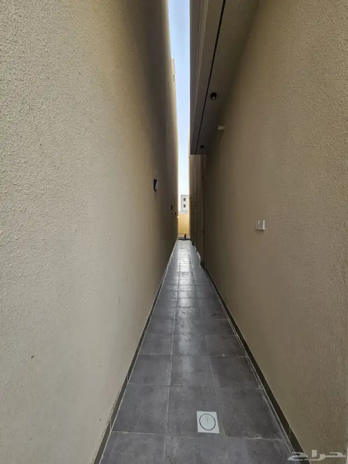 للبيع شقه ارضيه ببايكة سيارة وحوش وسيع ف ابها حي الزهور 2