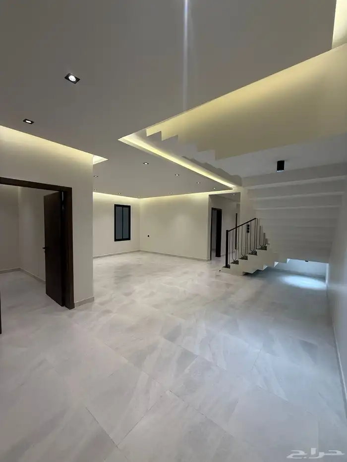 للبيع روف علوي بدرج داخلي وخارجى بالوسام شرق الخميس 10