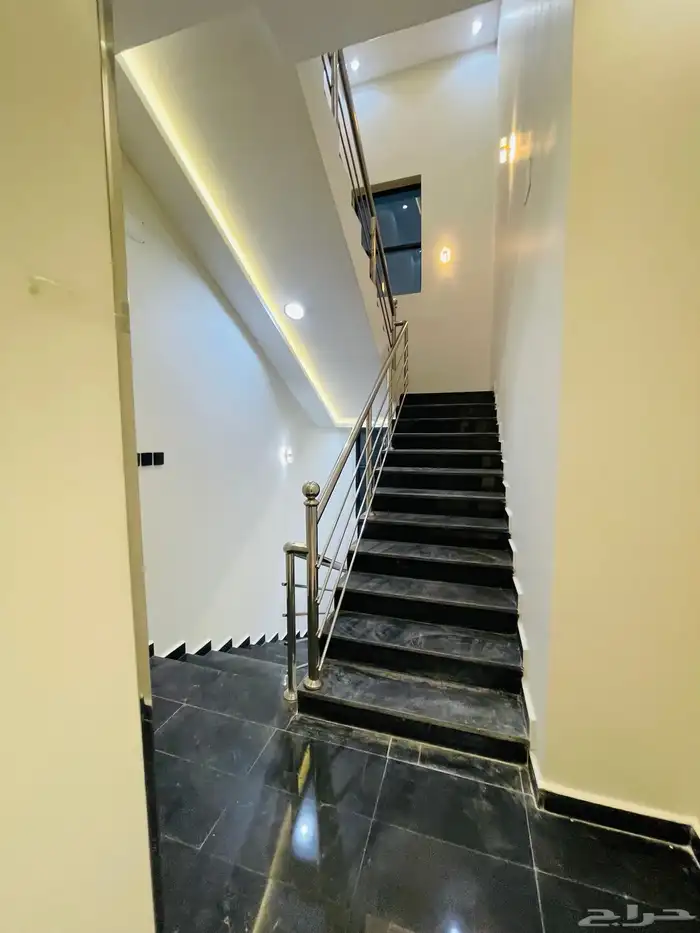 للبيع روف علوي مع ملحق درج خارجي فقط شمال الخمس 4