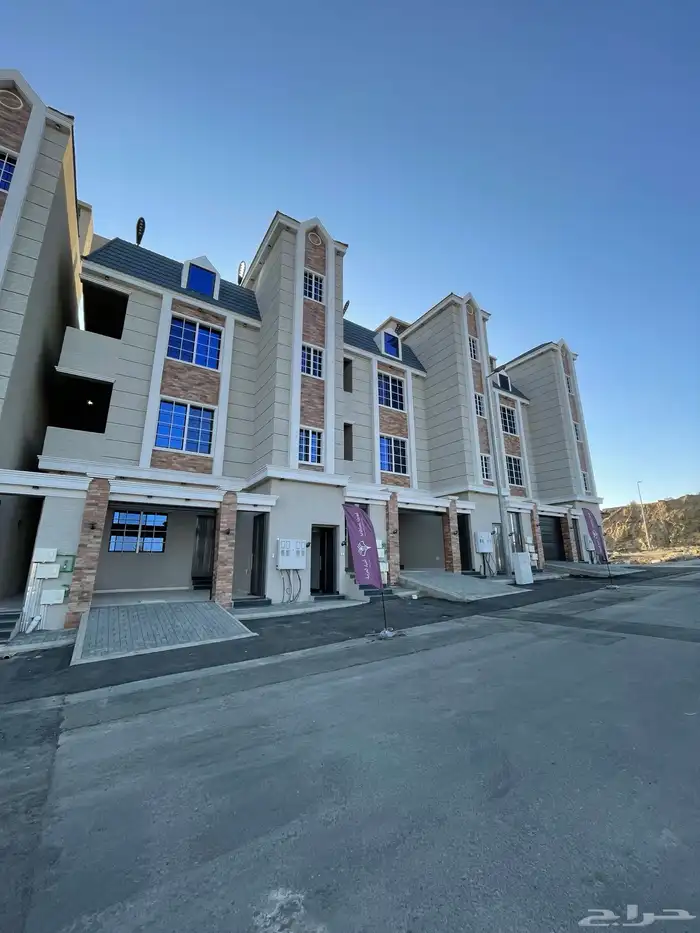 شقق ارضيه وعلويه تشطيب ممتاز واصل جميع الخدمات بحي المعارض 1