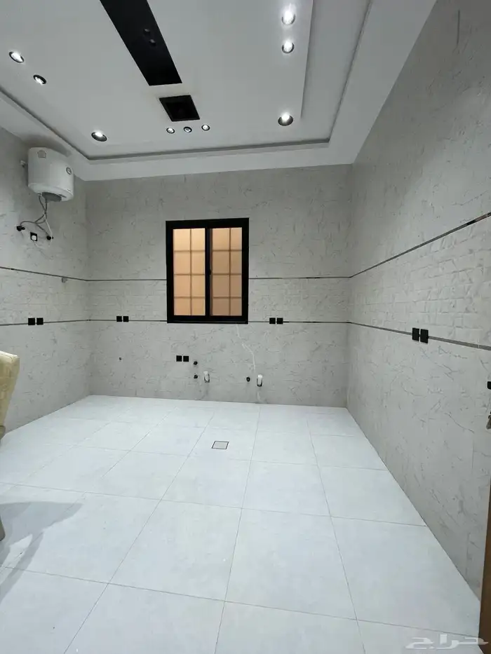 للبيع شقه دور ارضى بحوش وبايكة سياره موقع مميز شرق الخميس 11