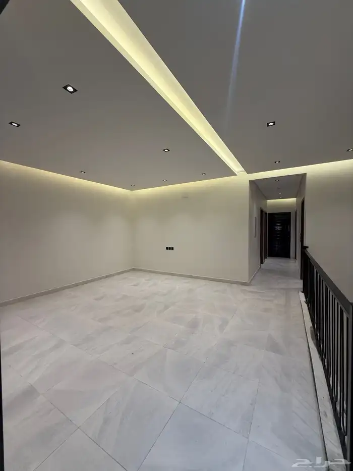 للبيع روف علوي بدرج داخلي وخارجى بالوسام شرق الخميس 20