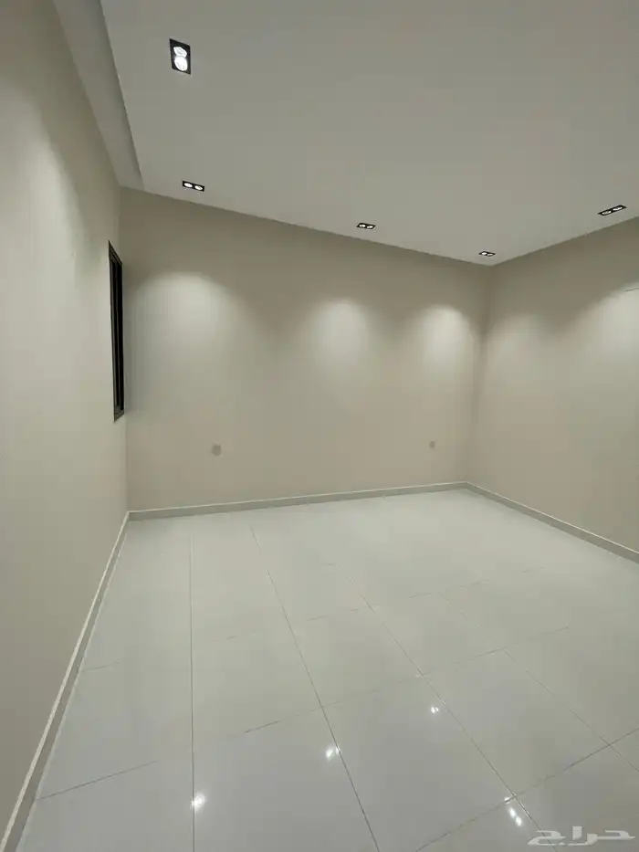 شقق ارضيه وعلويه تشطيب ممتاز واصل جميع الخدمات بحي المعارض 18